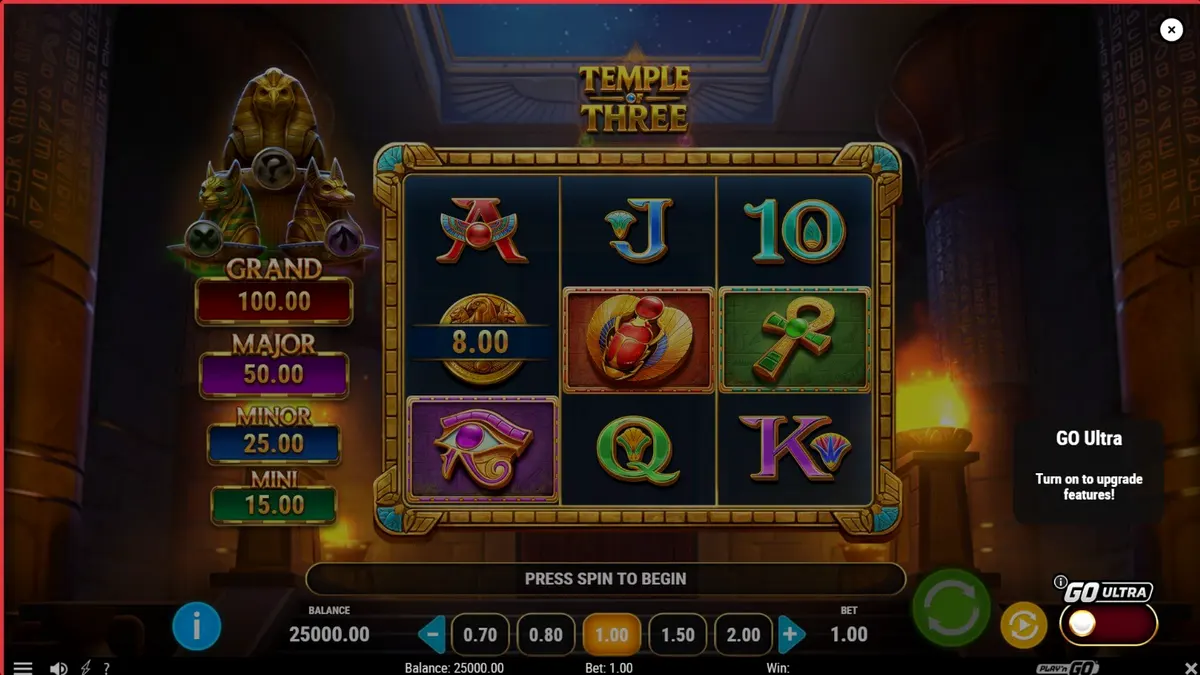 Interface do jogo Temple of Three com estátuas de divindades egípcias e bobinas iluminadas por tochas.